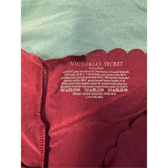 New Victoria’s Secret Set of 4 pairs of scalloped edge - Picture 2 of 3